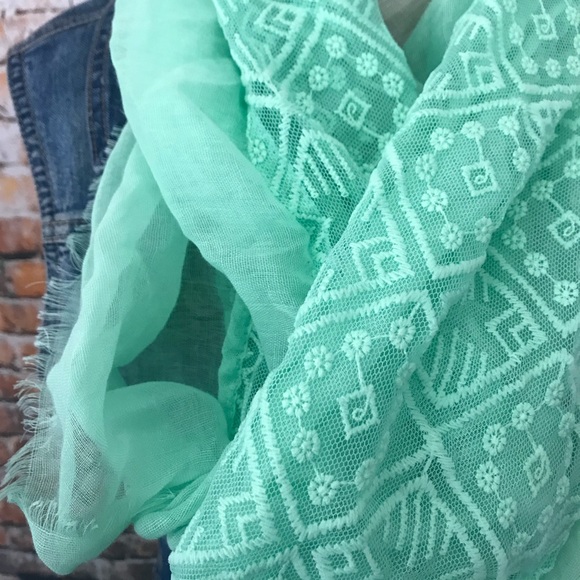 5/$20 shipped Mint infinity lace scarf - Picture 3 of 3